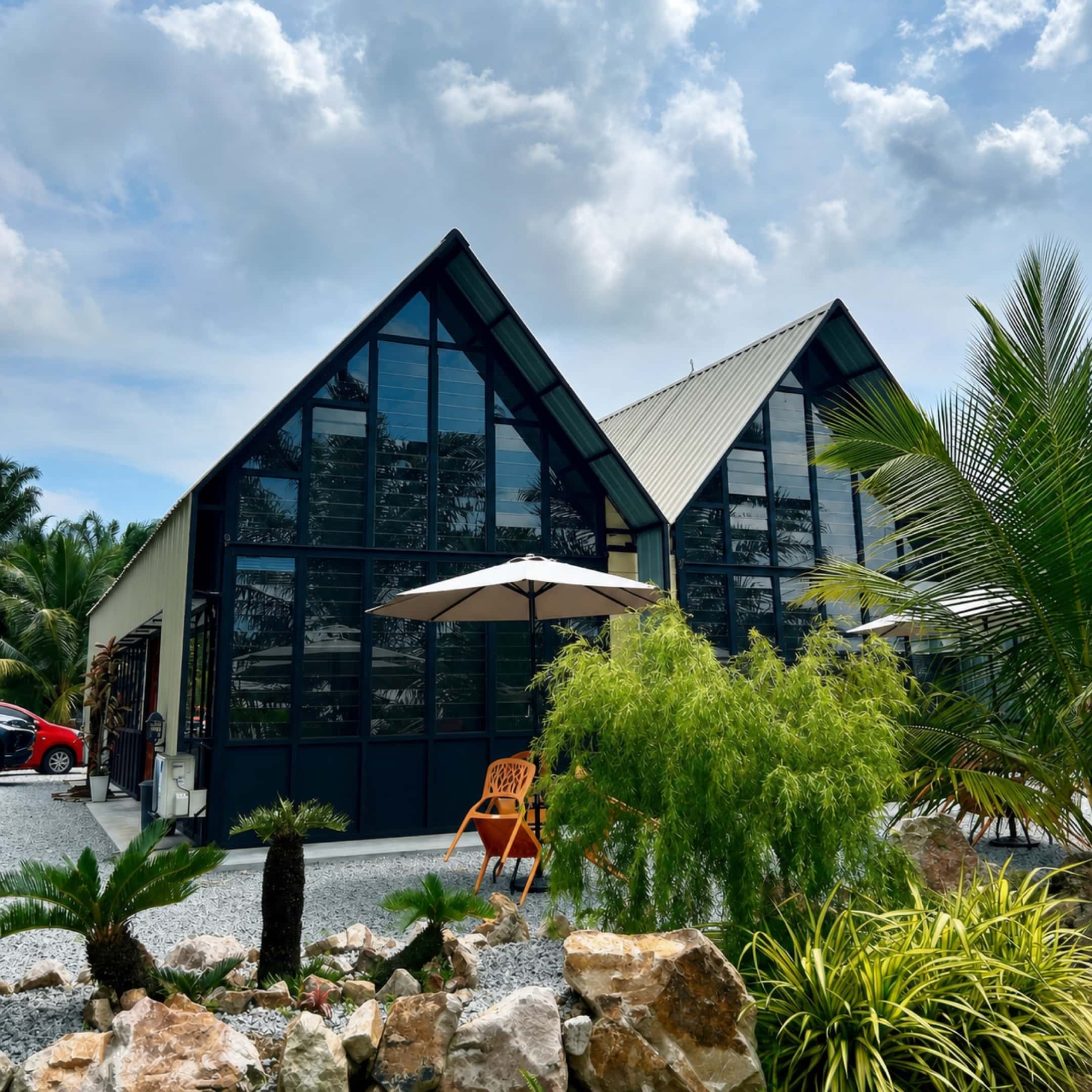 Bangunan kaca Kampung Hills Eatery di bawah langit Banting
