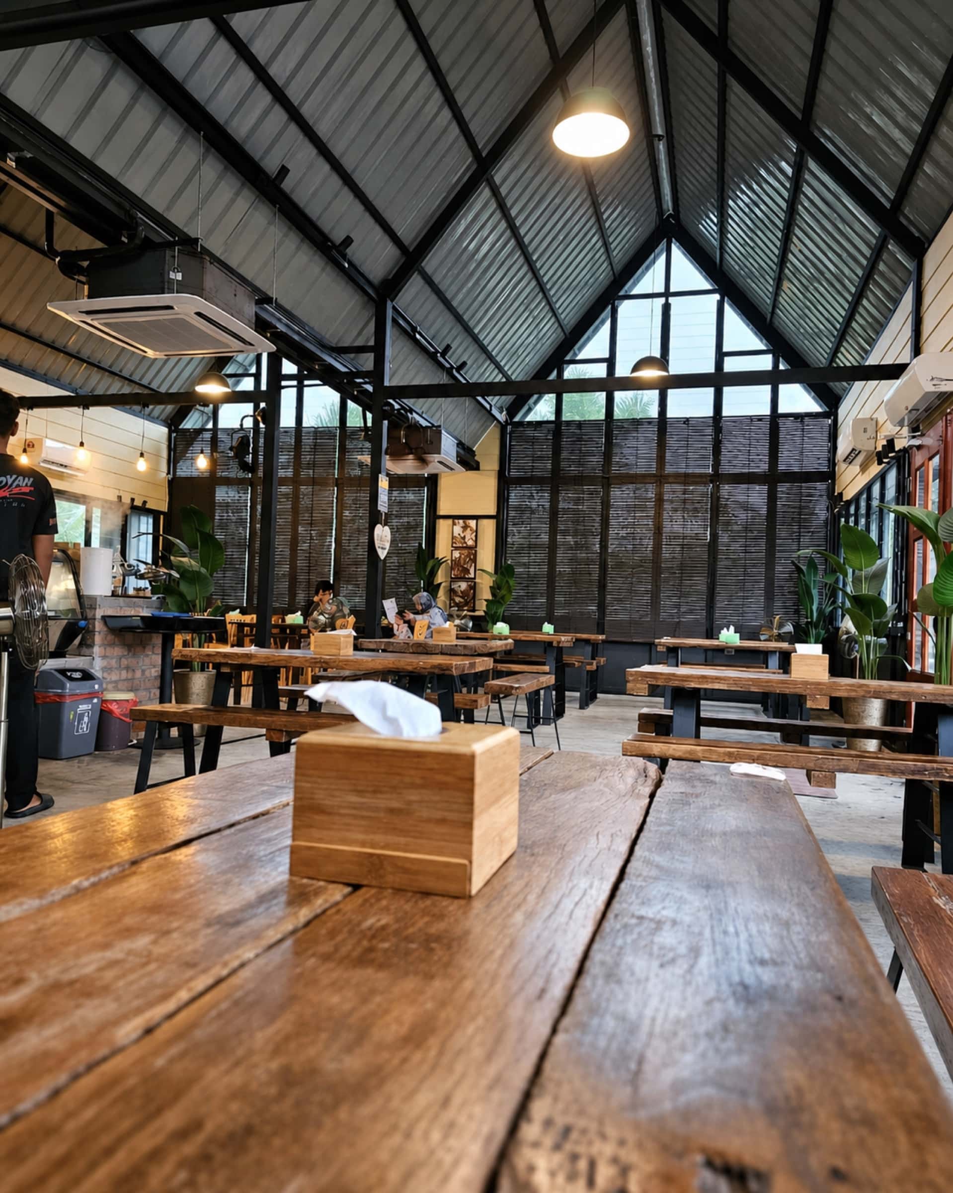 Ruang dalaman Kampung Hills Eatery